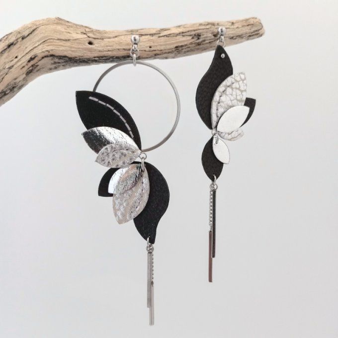 Boucles d’oreilles asymétriques en cuir noir, argenté et miroir, disposées côte à côte, composition 