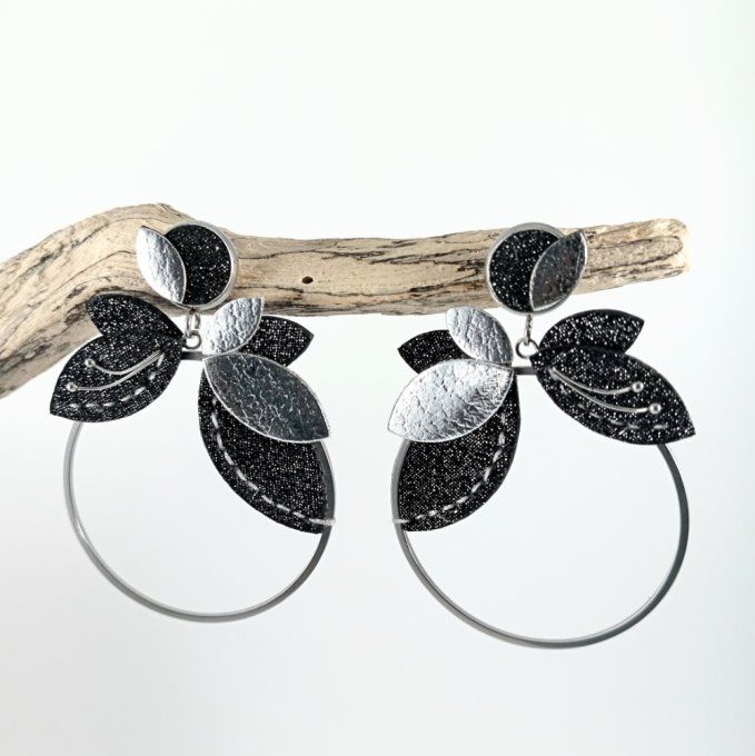 Paire de boucles d’oreilles Orphée Galaxie : feuillage en cuir noir pailleté et argenté, monté sur a