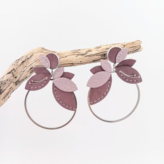Boucles d'oreilles Orphée, coloris Rose pétale, anneaux à feuillage en cuir pastel