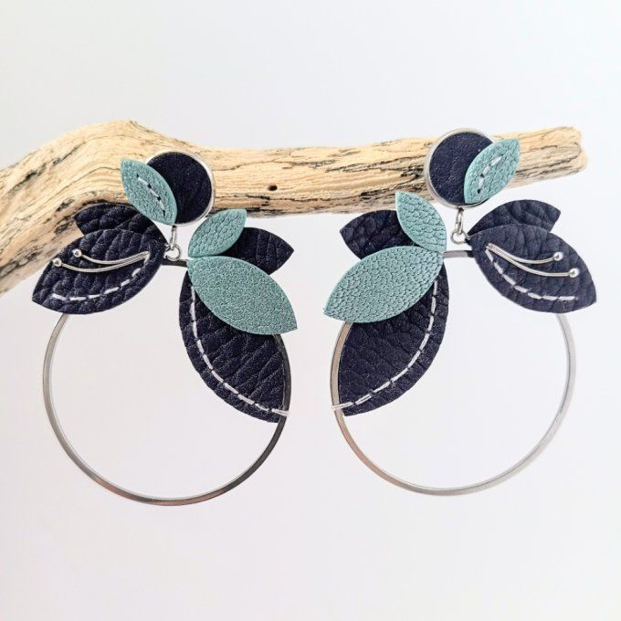 Paire de boucles d’oreilles Orphée Mirage : feuillage en cuir violet et turquoise monté sur anneaux 