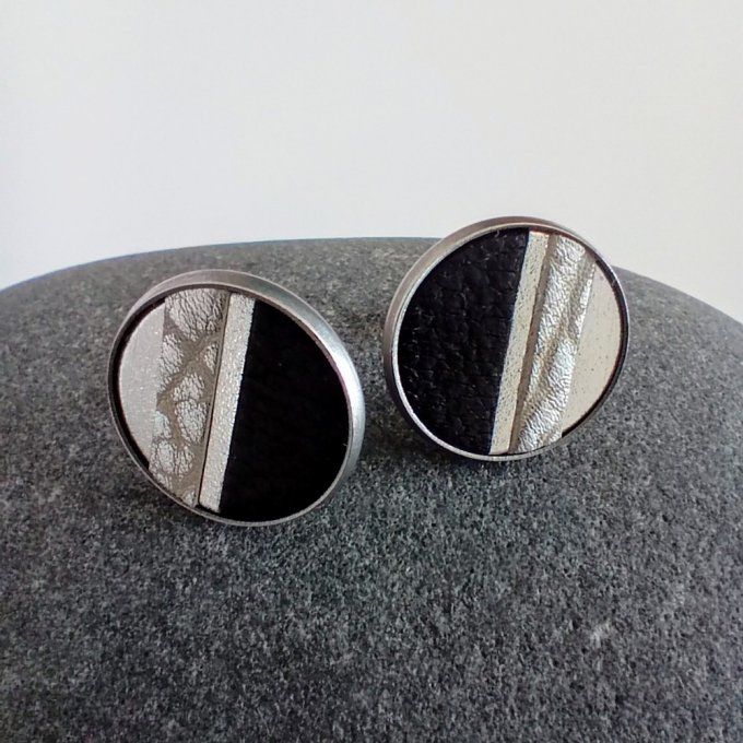 Boucles d’oreilles Orbe – Éclipse. Puces acier inox et  cuir noir et argent, vues de face