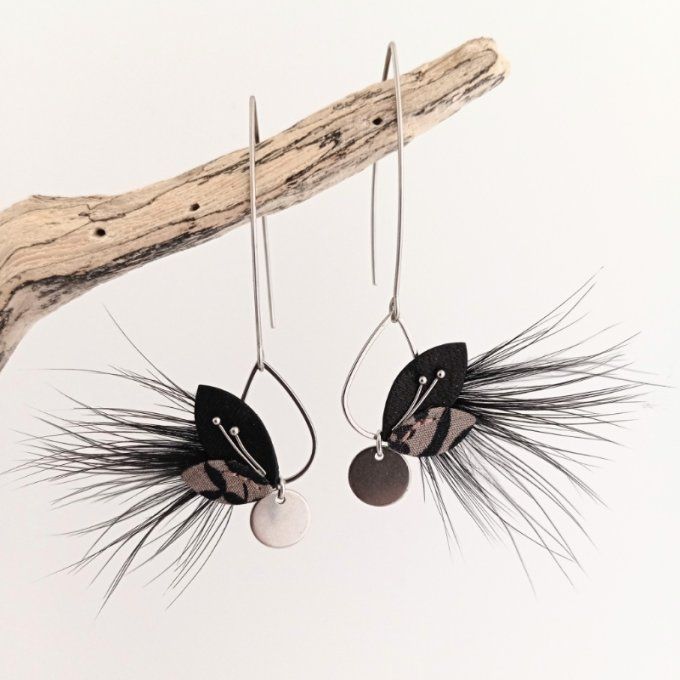 Boucles d’oreilles Sylphide - sable cendré, légèreté suspendue entre cuir et plumes.