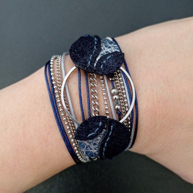 Bracelet multirang large Cascade porté au poignet, mettant en valeur ses multiples chaînes et pièces