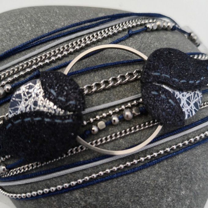 Détail de l’anneau central du bracelet Cascade avec feuilles en cuir bleu marine pailleté et argenté