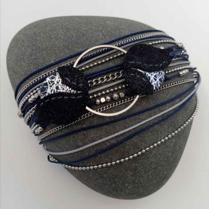 Bracelet multirang Cascade en cuir bleu marine pailleté et argenté, avec chaînes et perles en acier 