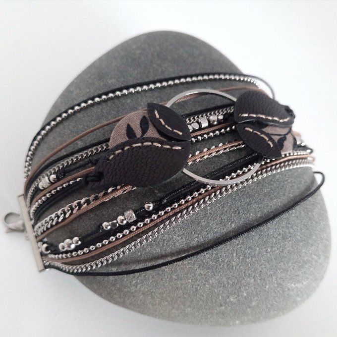 Bracelet multirang Cascade en cuir et tissu marron sable et noir, avec chaînes et perles en acier in