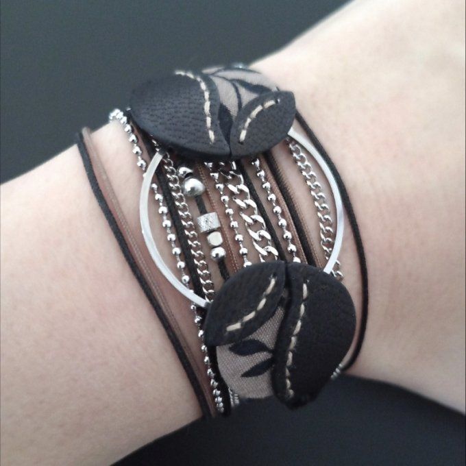 Bracelet Cascade porté au poignet, montrant ses différentes chaînes et feuilles en cuir dans un styl
