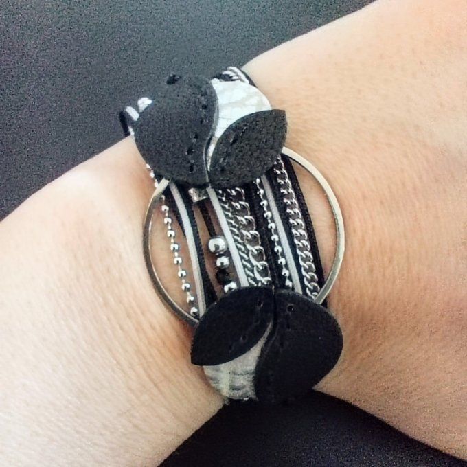Bracelet multirang Cascade noir et argenté porté au poignet, révélant ses multiples chaînes et perle