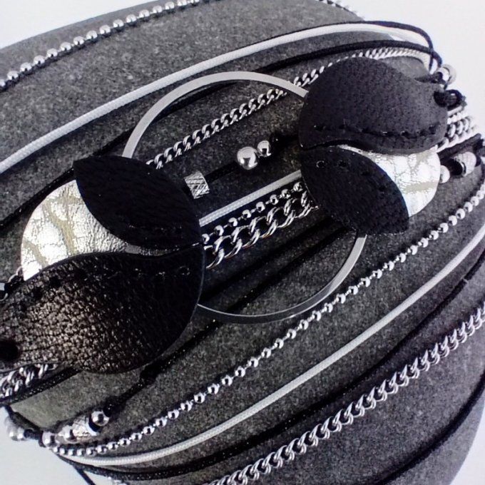 Détail du bracelet multirang Cascade. Gros plan sur l’anneau central avec feuilles de cuir noir et a