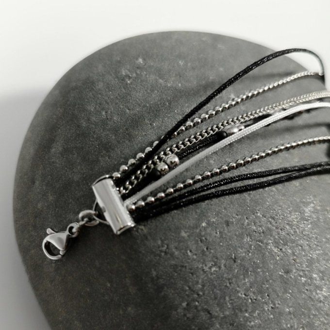 Fermoir mousqueton en acier inoxydable du bracelet multirang Zénaïa – bijou fait main en cuir noir e