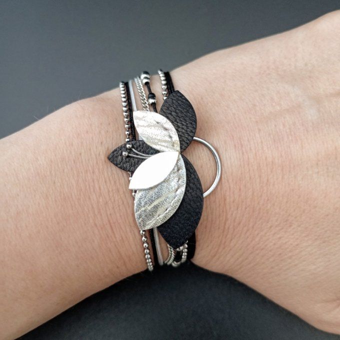 Bracelet Zénaïa porté au poignet – bijou créateur en cuir noir et argenté et chaînes fines, coloris 