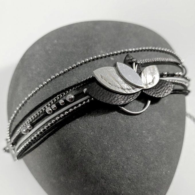 Bracelet multirang Zénaïa posé sur galet gris – bijou fleur en cuir noir et argenté cousu main avec 