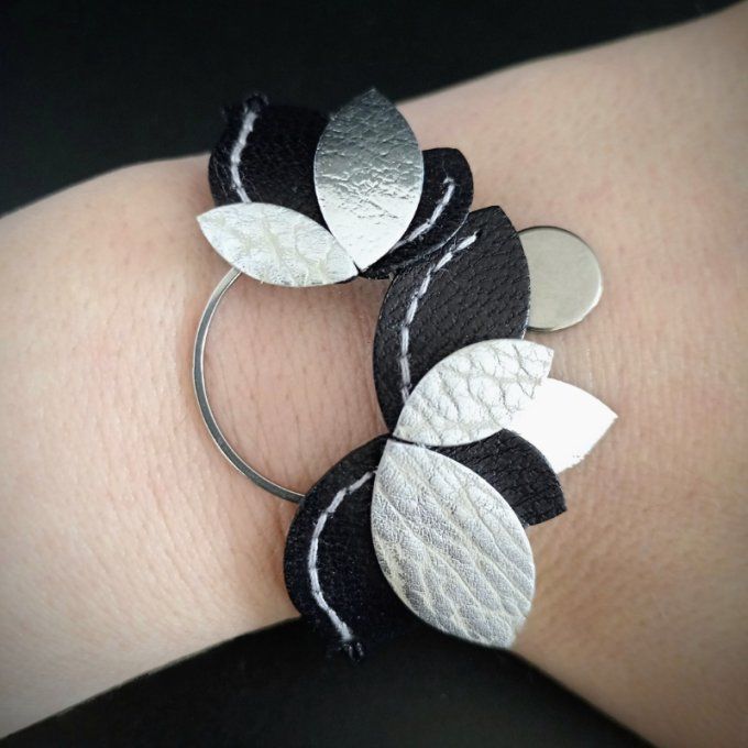 Bracelet Nymphéa Éclipse au poignet : anneau fin et feuillage en cuir noir et argent pour un style m