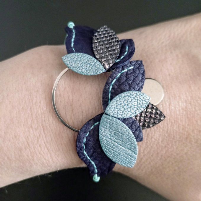 Bracelet Nymphéa Mirage porté : feuillage coloré autour d’un anneau argenté, style bohème chic