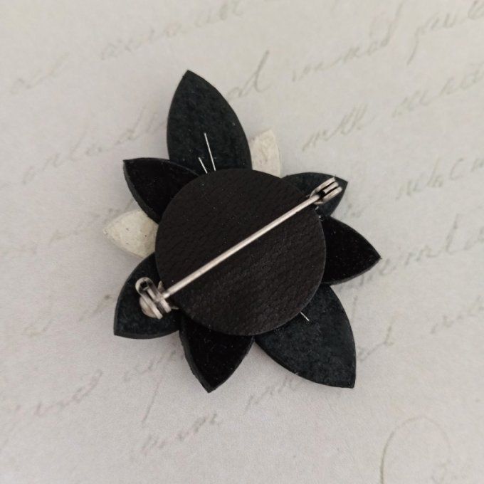 Dos de la broche Luna Bloom Galaxie montrant l’attache broche classique, cuir noir et argent brodé m