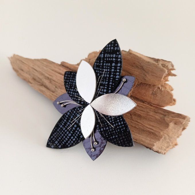 Broche artisanale Luna Bloom Nuit Marine en cuir bleu marine, miroir argent et bleu effet serpent, b
