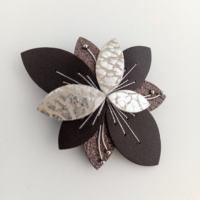 Broche artisanale Luna Bloom Ombre Givrée en cuir marron froid, sable et argent, brodée main au fil 