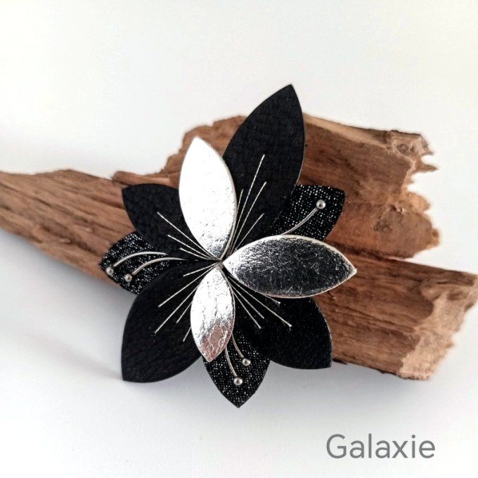 Broche artisanale Luna Bloom Galaxie en cuir noir mat, noir pailleté et argent miroir, brodée main a