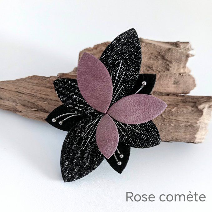 Broche Luna Bloom, fleur en cuir rose parme et noir pailleté, bijou cuir brodé main.