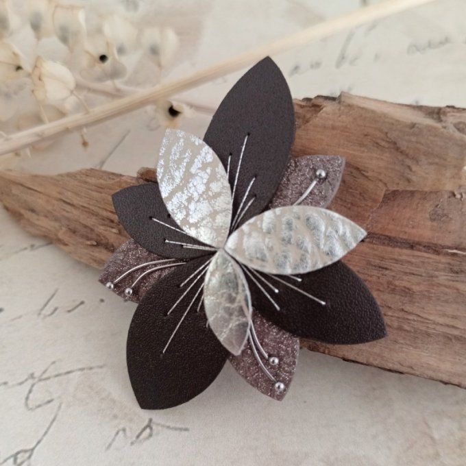 Broche fleur en cuir Luna Bloom Ombre Givrée présentée sur un fond naturel avec bois et fleurs séché