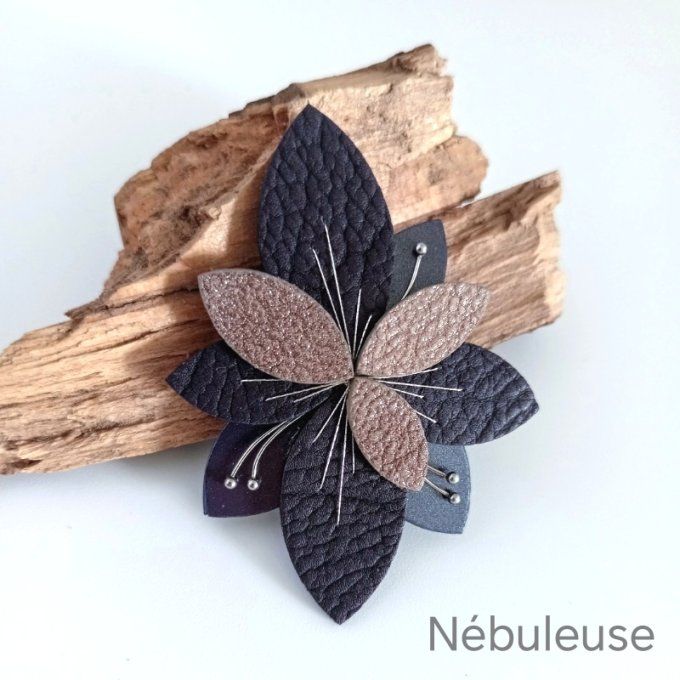 Broche fleur en cuir violet foncé, bleuté verni et sable pailleté, modèle Luna Bloom Nébuleuse, brod
