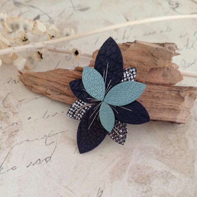Broche Luna Bloom Mirage en cuir violet, turquoise et argenté, bijou artisanal brodé main au fil arg