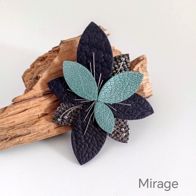 Broche fleur en cuir violet et turquoise, modèle Luna Bloom Mirage, brodée main au fil argenté avec 
