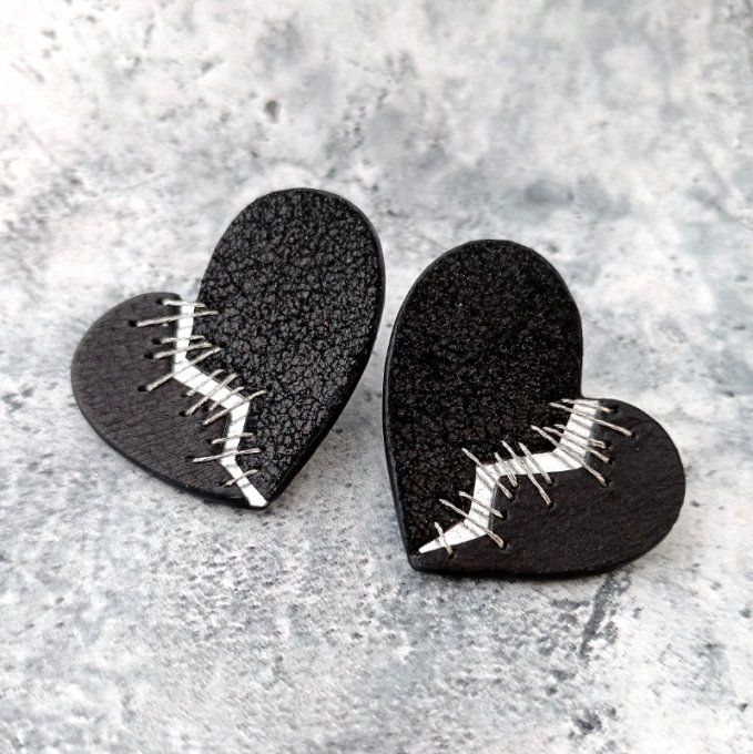 Grands clous d'oreilles. Coeurs en cuir noir et argent fendu et recousu