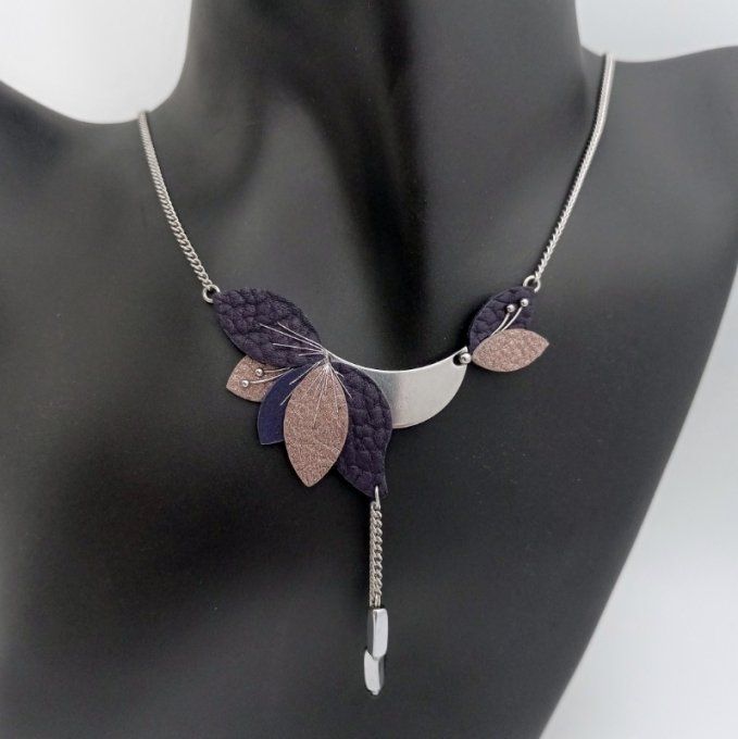 Collier Lyria porté, bijou ras de cou en cuir et acier inoxydable, modèle fait main, création cuir e