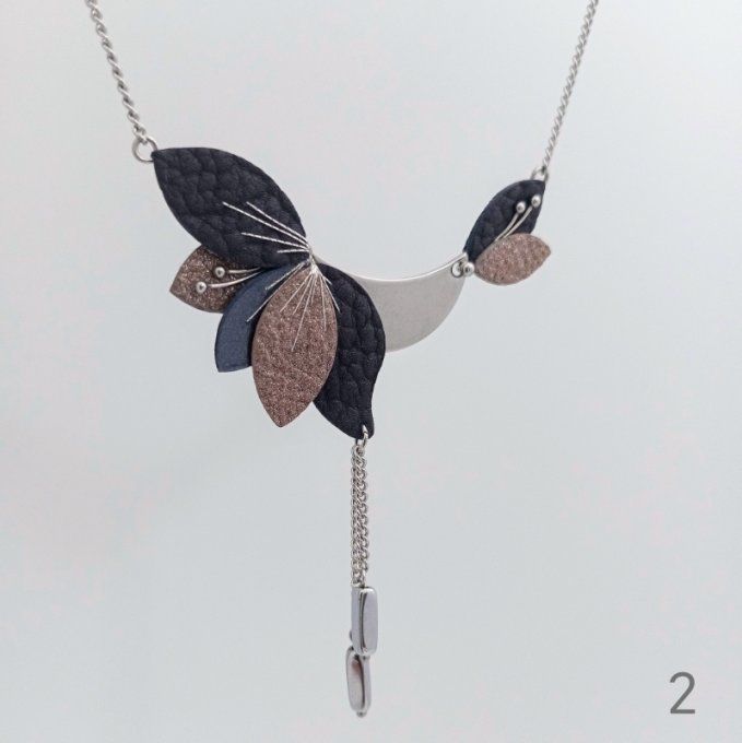 Collier Lyria coloris Nébuleuse, composé de pétales en cuir violet et brun brodés main, monté sur ch