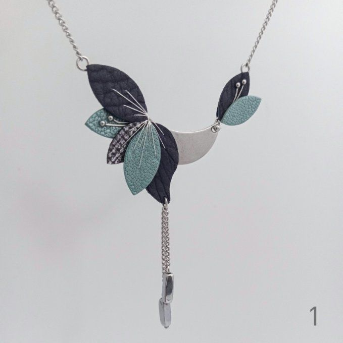 Collier Lyria coloris Mirage, en cuir violet et turquoise brodé main, monté sur acier inox argenté, 