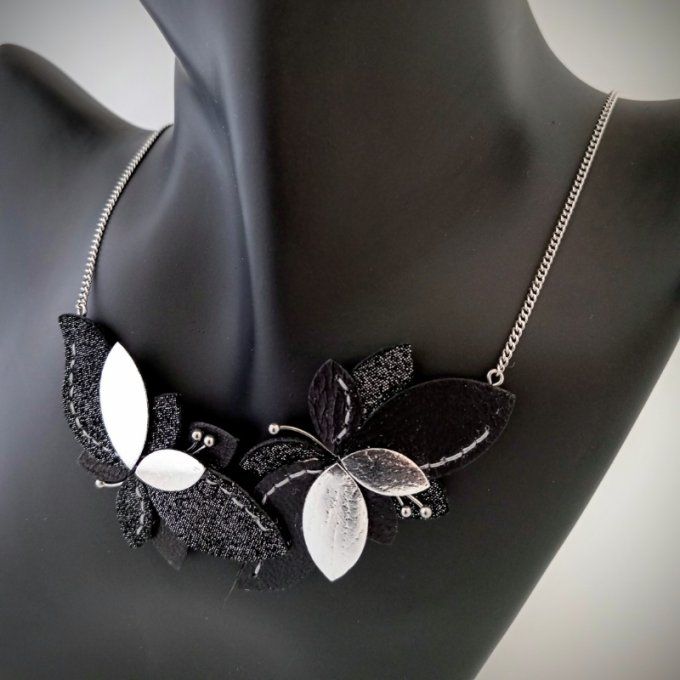 Collier court réglable Lysaé – Galaxie porté près du cou, bijou floral en cuir noir et argent aux re