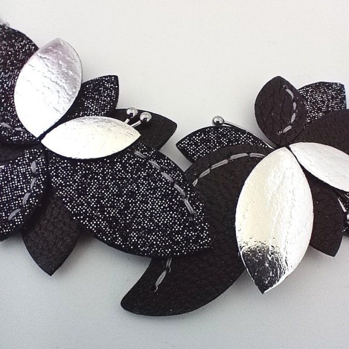 Gros plan sur les fleurs en cuir cousues main du collier Lysaé – Galaxie, avec reflets noir pailleté