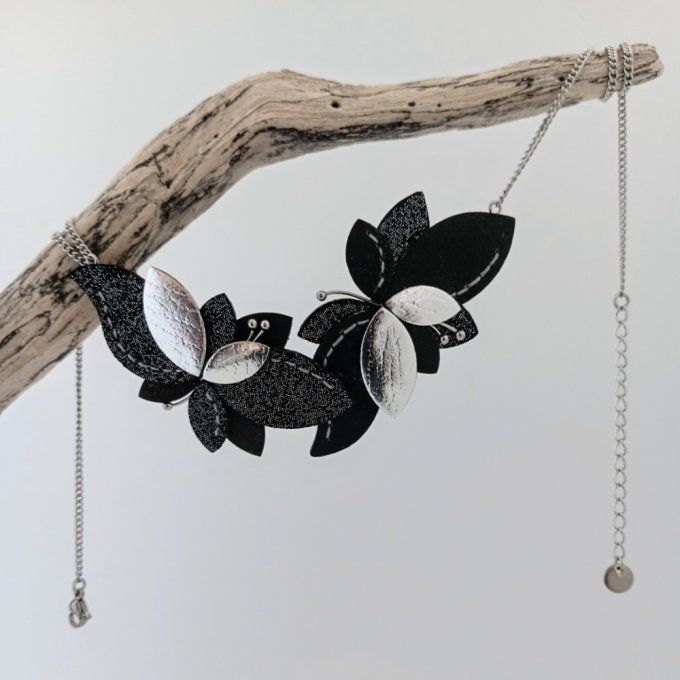 Collier Lysaé – Galaxie vu de face, bouquet de fleurs en cuir noir pailleté et argent miroir monté s