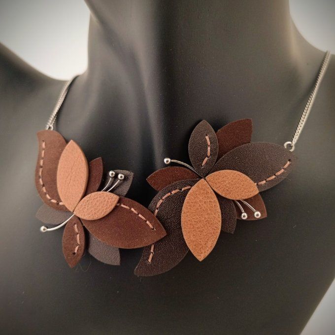 Collier Lysaé – Séquoia porté près du cou, aux fleurs en cuir brun chaud, sur chaîne argentée inox, 