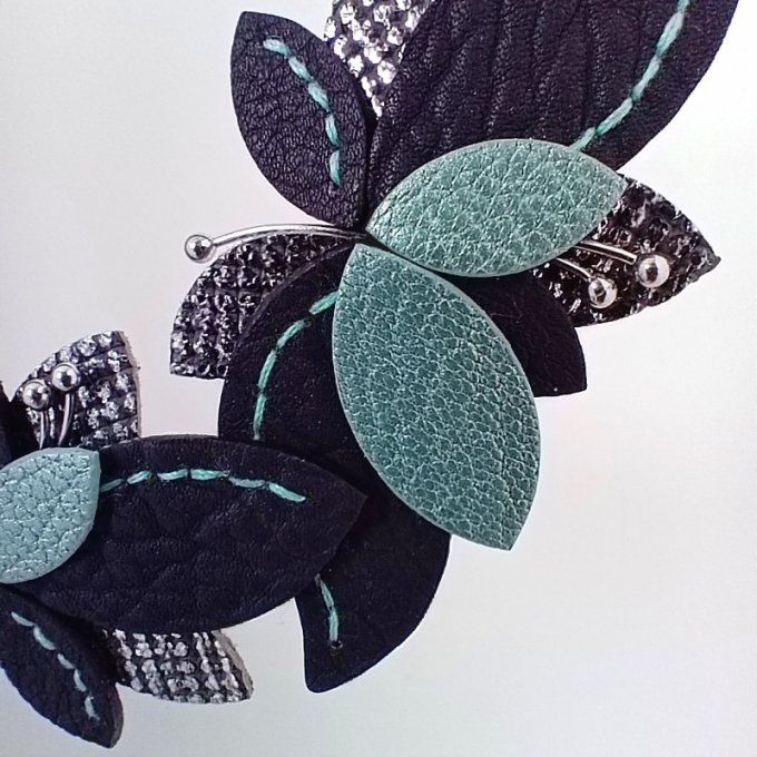 Zoom sur le bouquet floral en cuir du collier Lysaé – Mirage, montrant les textures du cuir cousu ma