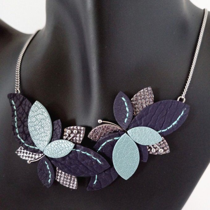 Collier Lysaé – Mirage porté près du cou, mettant en valeur le motif floral en cuir violet et turquo