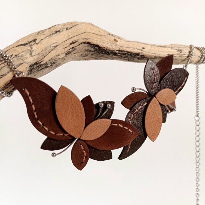 Collier Lysaé – Séquoia vu de face, avec fleurs en cuir brun foncé et caramel cousues main & chaîne 