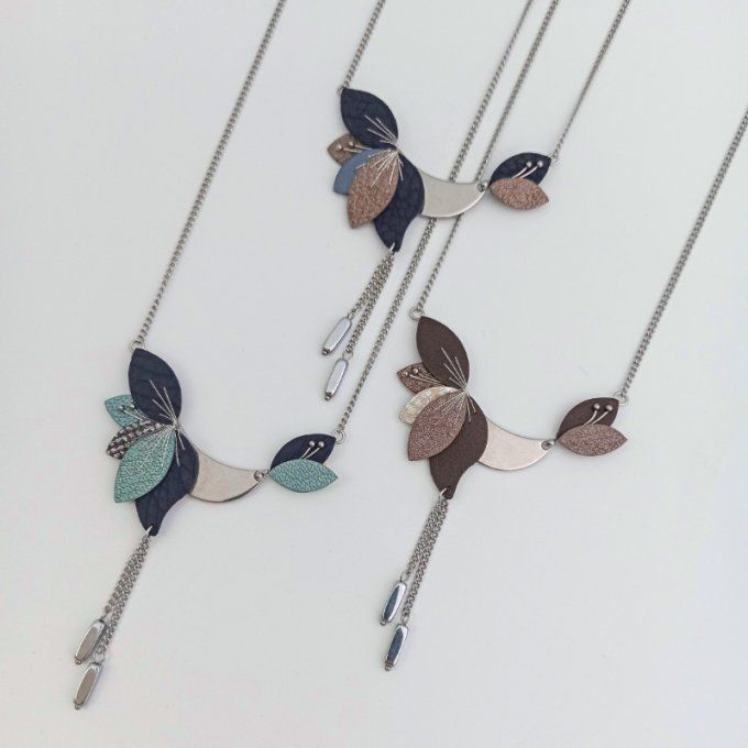 Trois colliers Lyria en cuir et acier inox argenté présentés côte à côte, dans des tons violets, ble