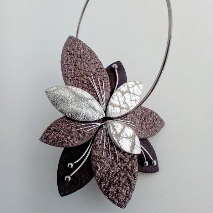 Détail d’une boucle d’oreille Luna Bloom Ombre Givrée montrant la broderie main argentée sur cuir ma