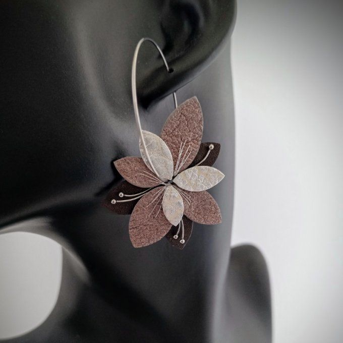 Boucles d’oreilles créoles Luna Bloom Ombre Givrée en cuir marron givré portées, style poétique et l