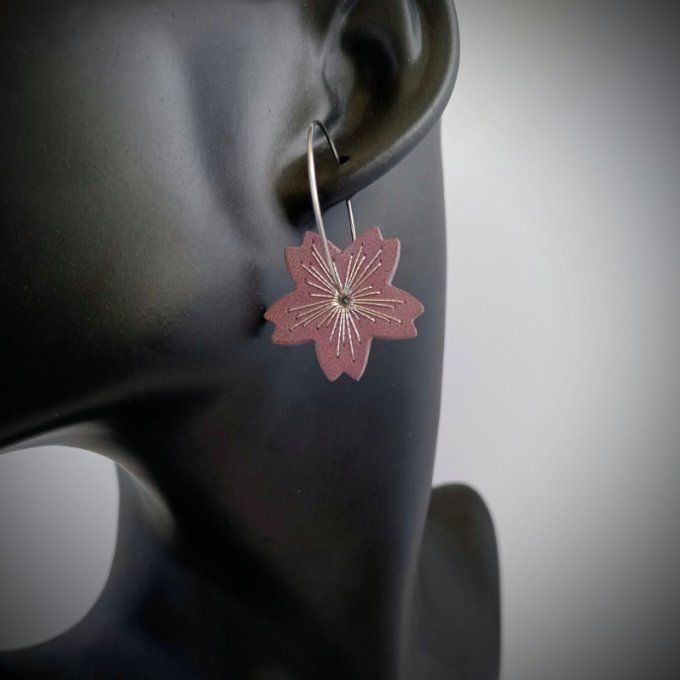 Boucle d'oreille sakura, créole à fleur en cuir brodé main rose parme portée