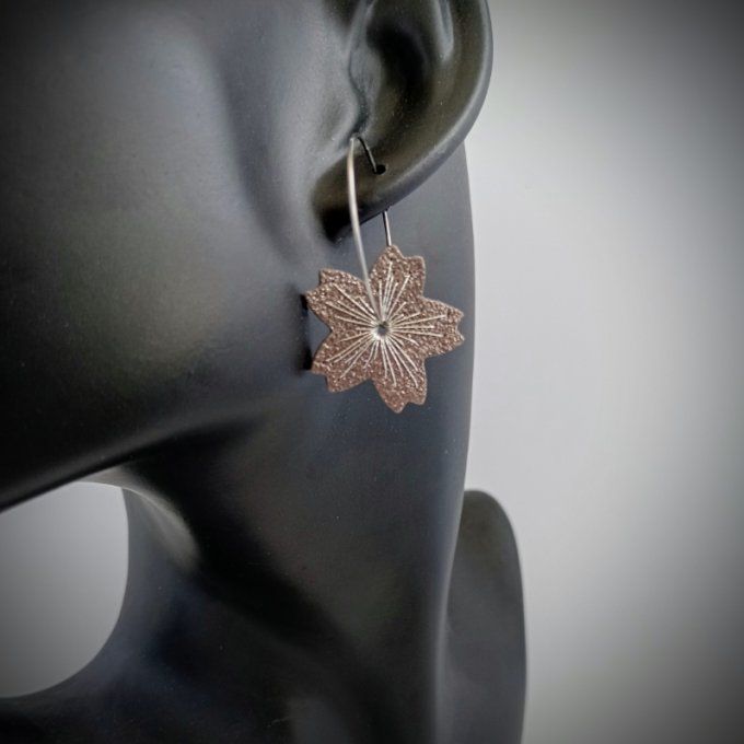 Boucle d'oreille sakura portée - créole à fleur en cuir brodé main de couleur sable pailleté.