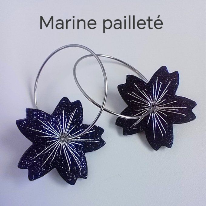 Boucles d'oreilles sakura bleu marine pailleté : de fines créoles en inox argenté ornées d'une fleur