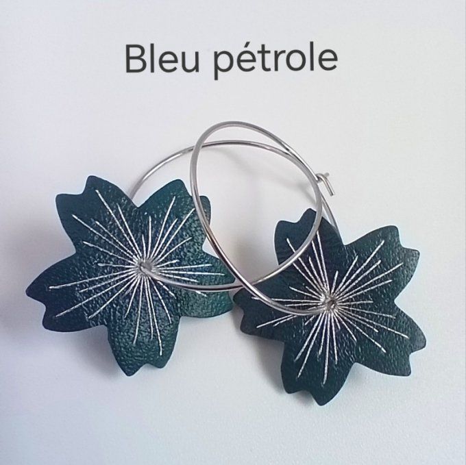 Boucles d'oreilles sakura bleu pétrole - des créoles ornées d'une fleur de cerisier en cuir brodé ma