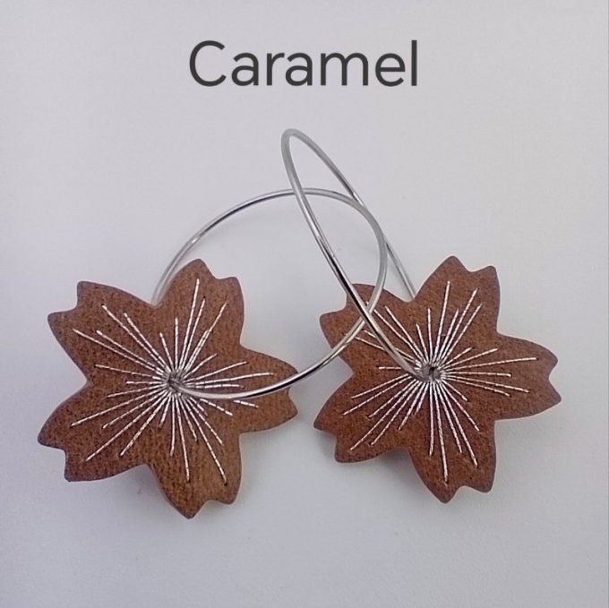 Boucles d'oreilles sakura marron caramel - créoles à fleurs en cuir faites main