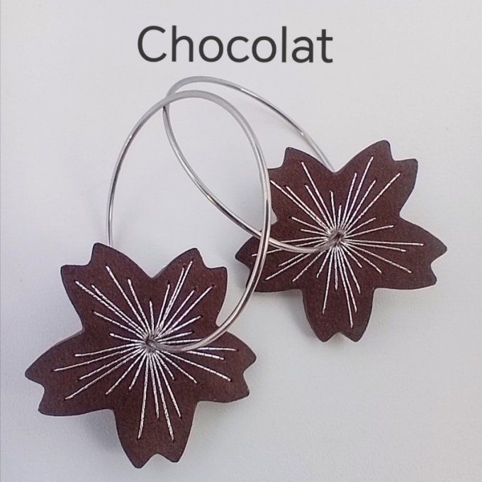 Boucles d'oreilles Sakura - créoles à fleurs en cuir recyclé marron chocolat et inox argenté