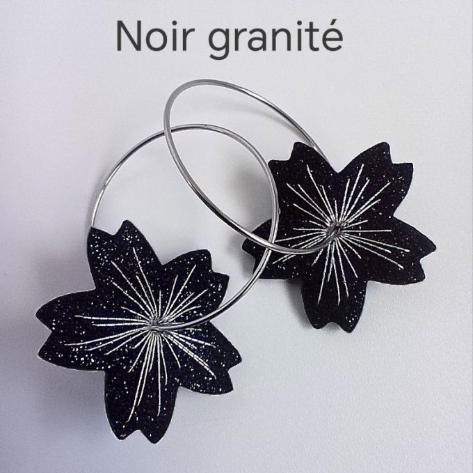 Boucles d'oreilles Sakura, créoles à fleurs en cuir brodé noir granité