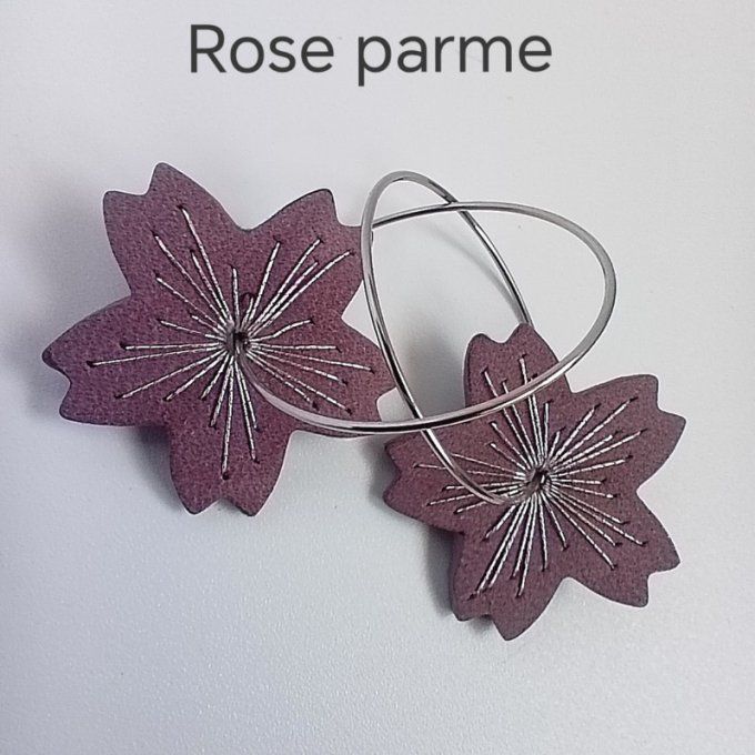 Boucles d'oreilles Sakura, créoles à fleurs en cuir brodé rose parme