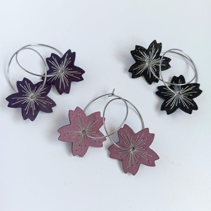 Boucles d'oreilles Sakura, créoles à fleurs en cuir brodé tons roses nocturnes
